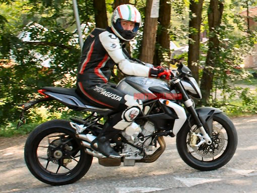 La MV-Agusta 675 Brutale surprise dans la rue. - Actualit� moto