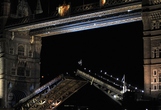 Robbie Maddison s'offre un Backflip sur le TOWER BRIDGE de Londres.