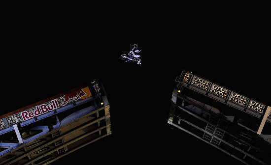 Robbie Maddison s'offre un Backflip sur le TOWER BRIDGE de Londres.