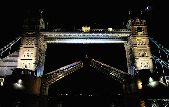 Robbie Maddison s'offre un Backflip sur le TOWER BRIDGE de Londres.