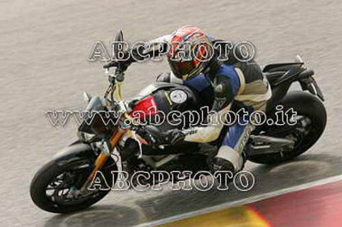 La nouvelle Aprilia Tuono V4 finalise son développement.