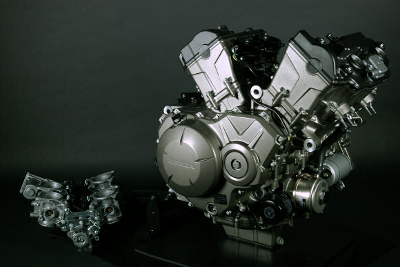Le V4 de la VFR 1200 mis à nu.