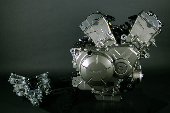 Le V4 de la VFR 1200 mis à nu.