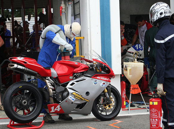La MV-Agusta du MRT 14 se distingue au Championnat de France d'Endurance.