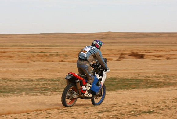 L'Africa Race ouvre tranquillement la route pour sa première étape.