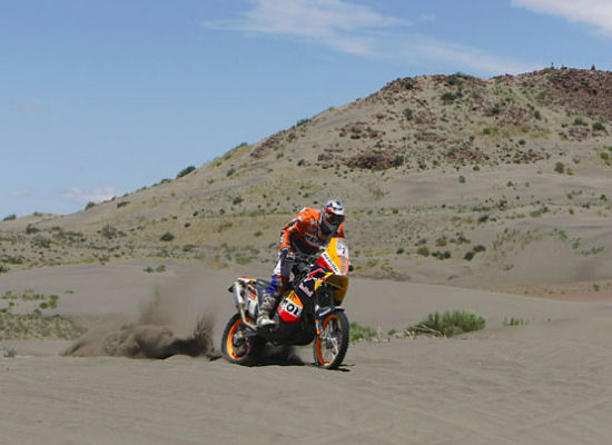 Cyril Despres remporte la 6eme étape du Dakar, Mais Coma ne lache rien au classement.