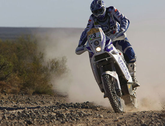 Cyril Despres remporte la 6eme étape du Dakar, Mais Coma ne lache rien au classement.