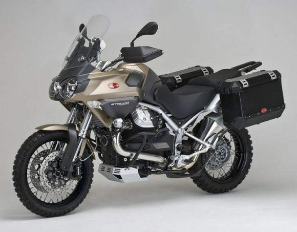 2009 - Moto-Guzzi débroussaile le terrain avec la Stelvio 1200 TT.