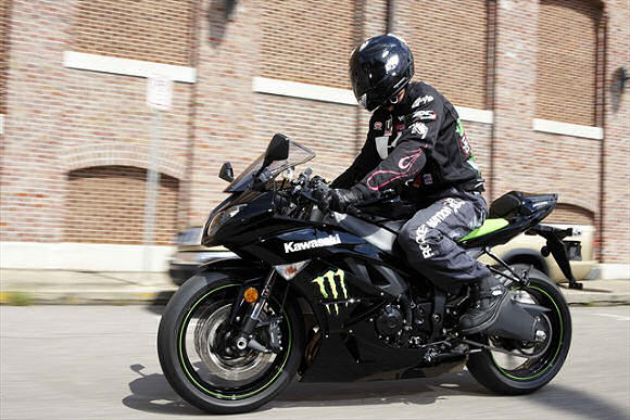 Des ZX-6R 2009 et ZZR 1400 en série spéciale Monster Energy.