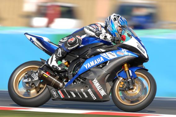 Superpole et record de piste pour Haga - Baz est champion en 600 Superstock.