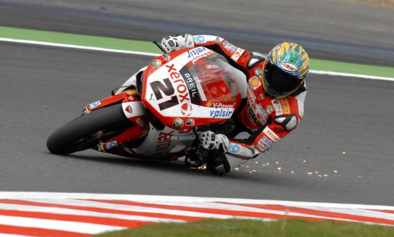 Superpole et record de piste pour Haga - Baz est champion en 600 Superstock.