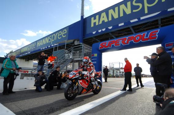 Superpole et record de piste pour Haga - Baz est champion en 600 Superstock.