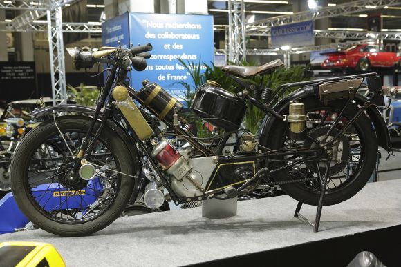 Salon Retromobile - Les motos Peugeot à l'honneur.
