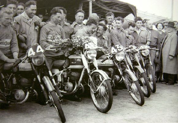 Salon Retromobile - Les motos Peugeot à l'honneur.