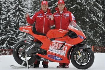 Ducati leve le voile sur la Desmosedici GP10 de Stoner et Hayden.