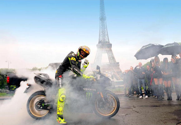 Rossi se tape un burn sous la Tour Eiffel.