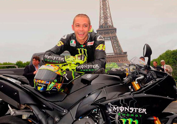 Rossi se tape un burn sous la Tour Eiffel.