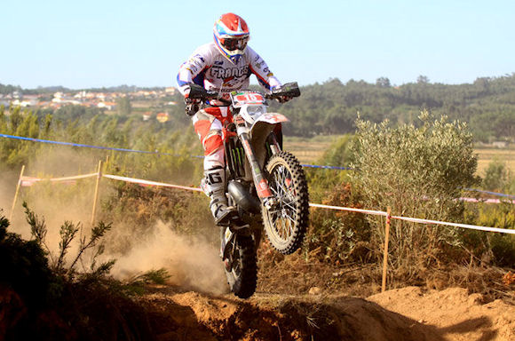 ISDE/J2 - L'équipe de france Trophée conserve la tête.