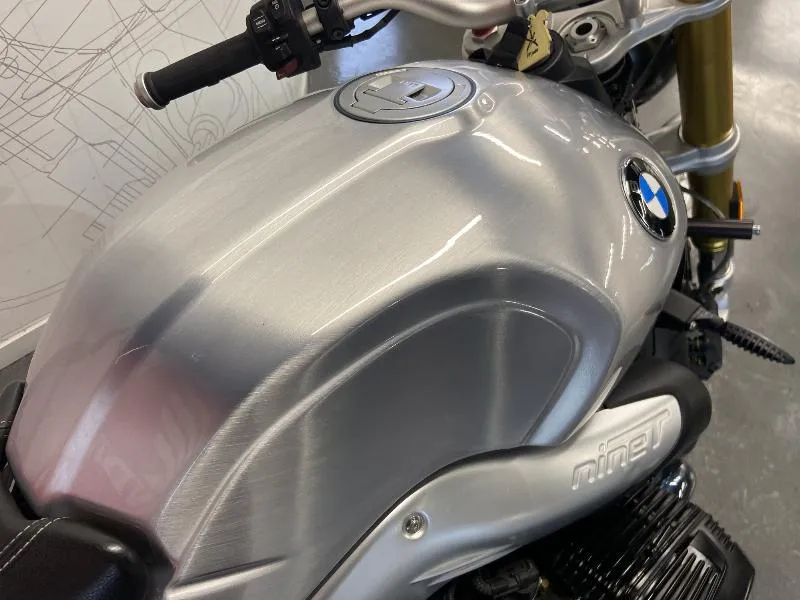 R NineT