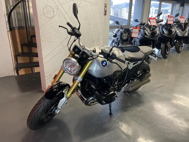R NineT