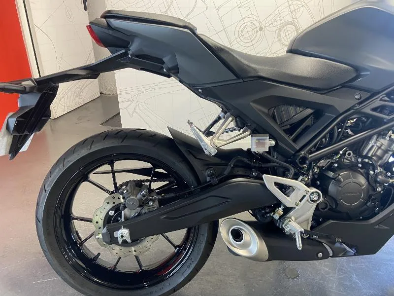 CB 125  R
