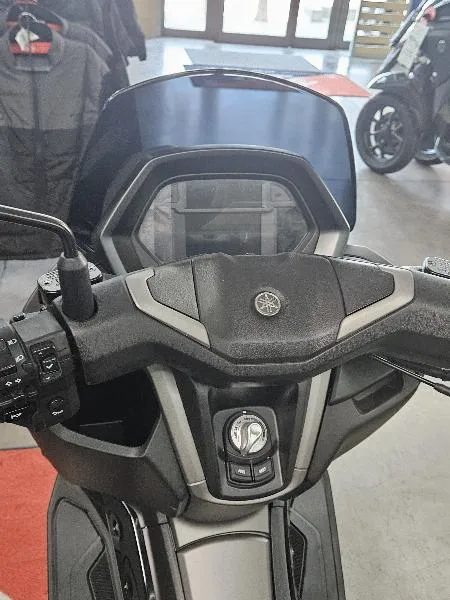NMAX 125 TECH MAX