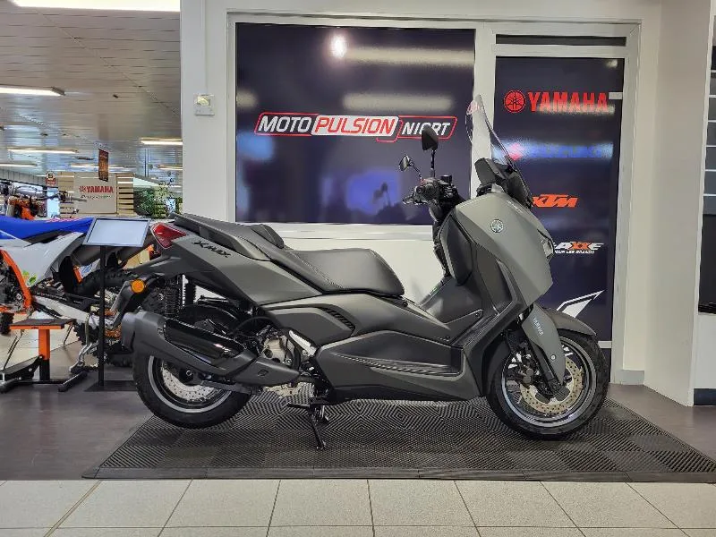 XMAX 300