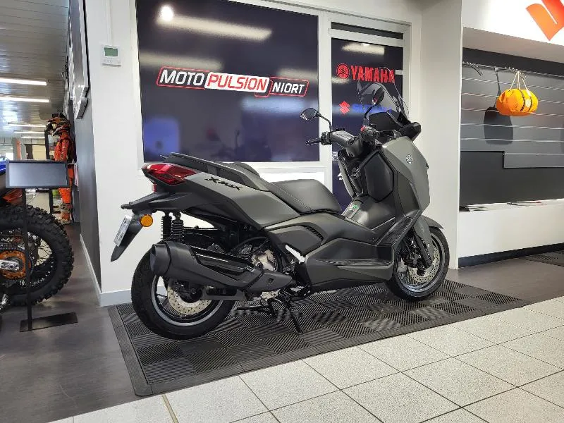 XMAX 300
