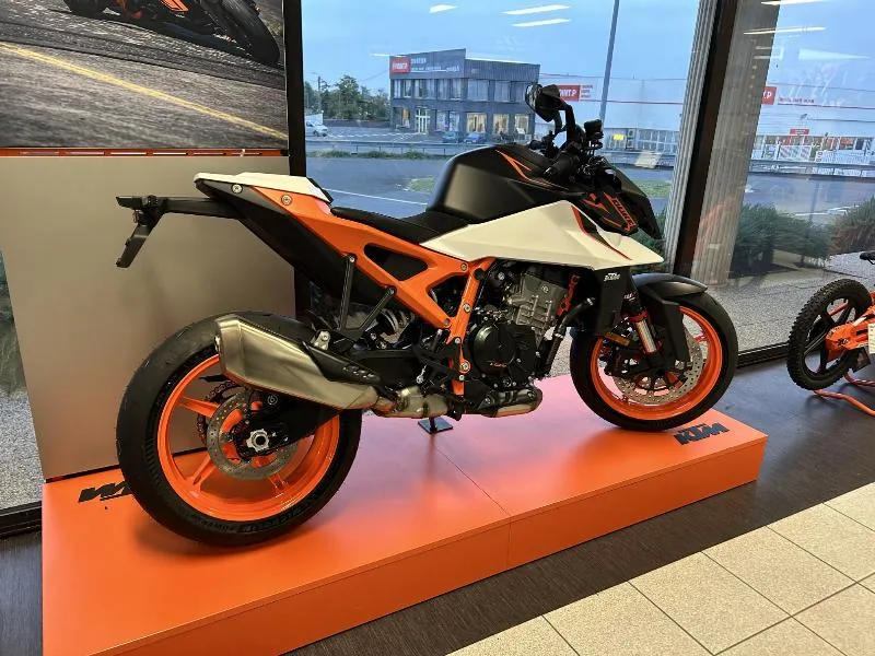 990 DUKE R