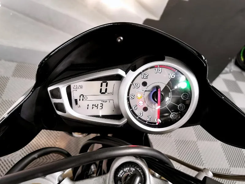 STREET TRIPLE 675