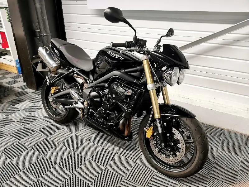 STREET TRIPLE 675