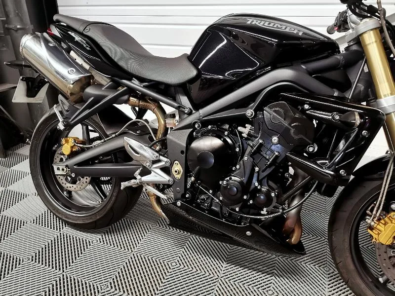 STREET TRIPLE 675