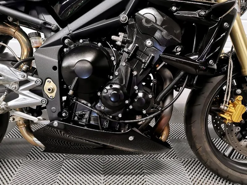 STREET TRIPLE 675