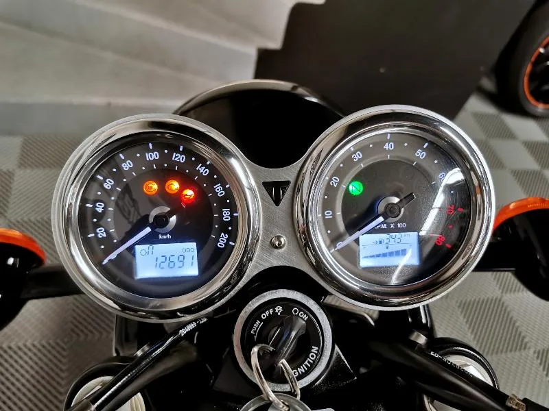 Bonneville T100