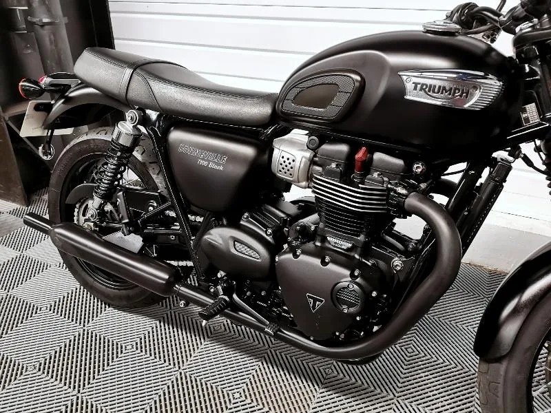 Bonneville T100