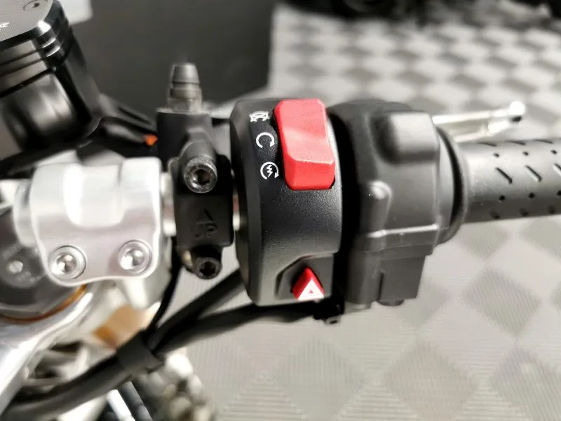 THRUXTON 1200 R
