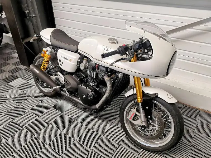THRUXTON 1200 R