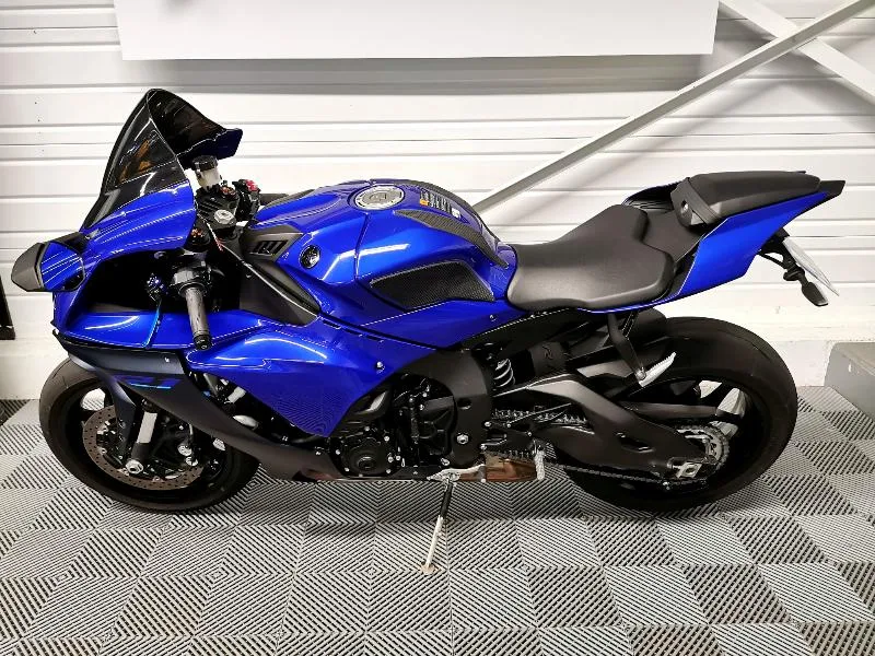 YZFR1