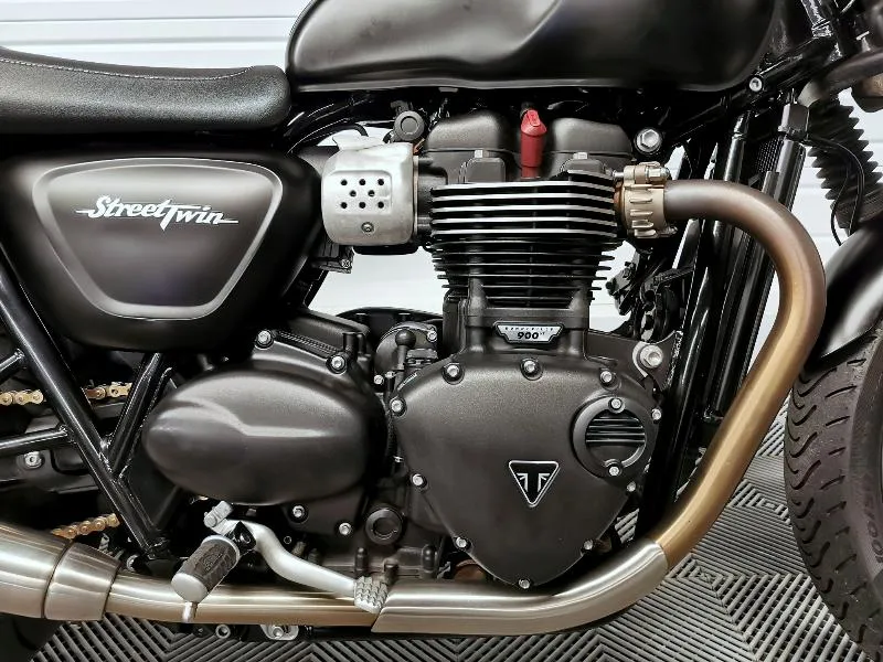 STREET TWIN  900