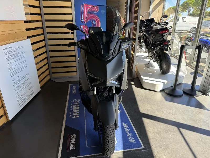 XMAX 300