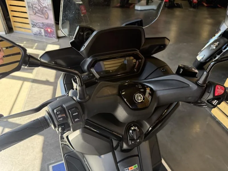XMAX 300