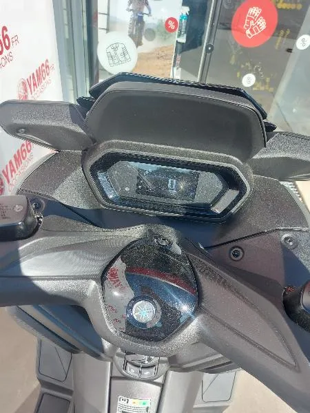 XMAX 300