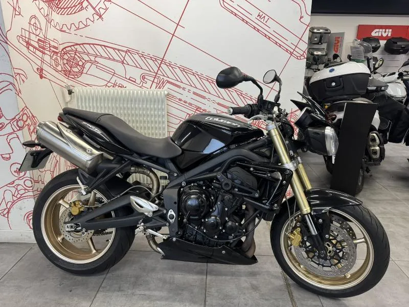 STREET TRIPLE 675
