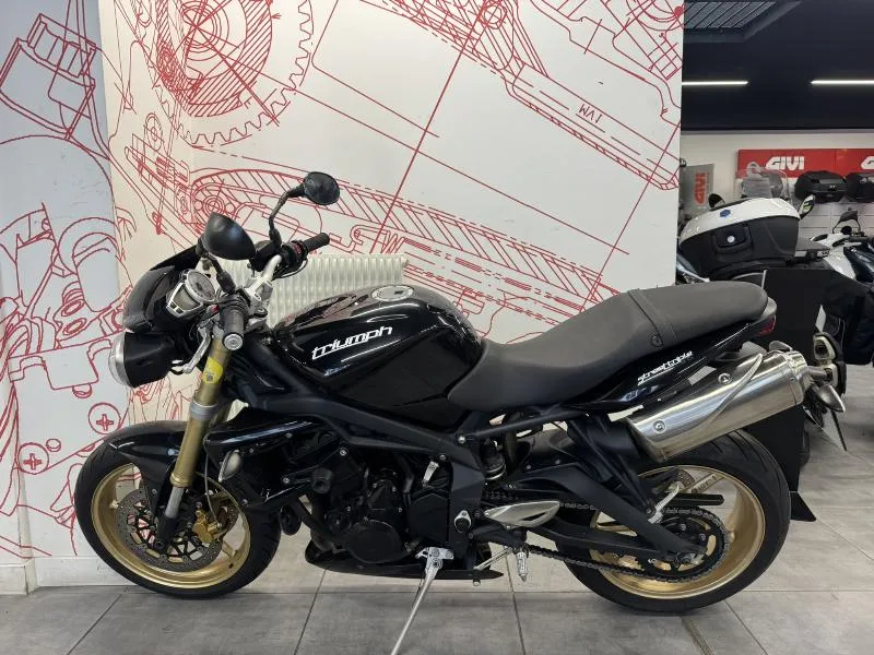 STREET TRIPLE 675