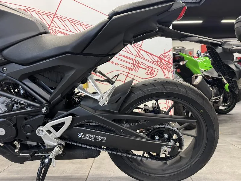 CB 125  R