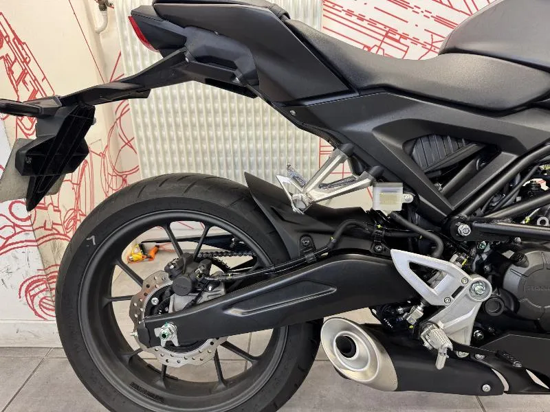 CB 125  R