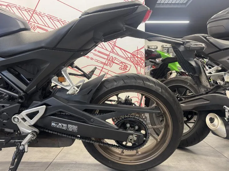 CB 125  R