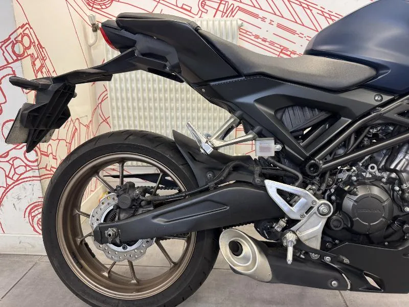 CB 125  R