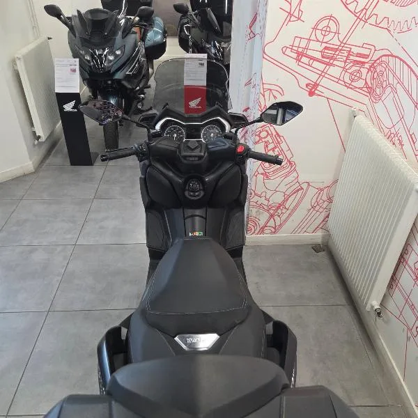 XMAX 300