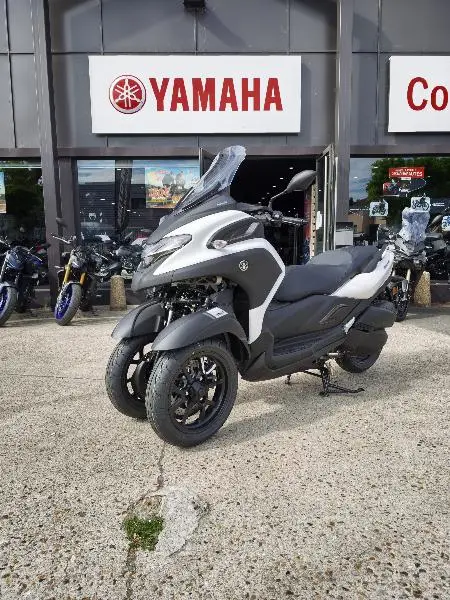 TRICITY 300